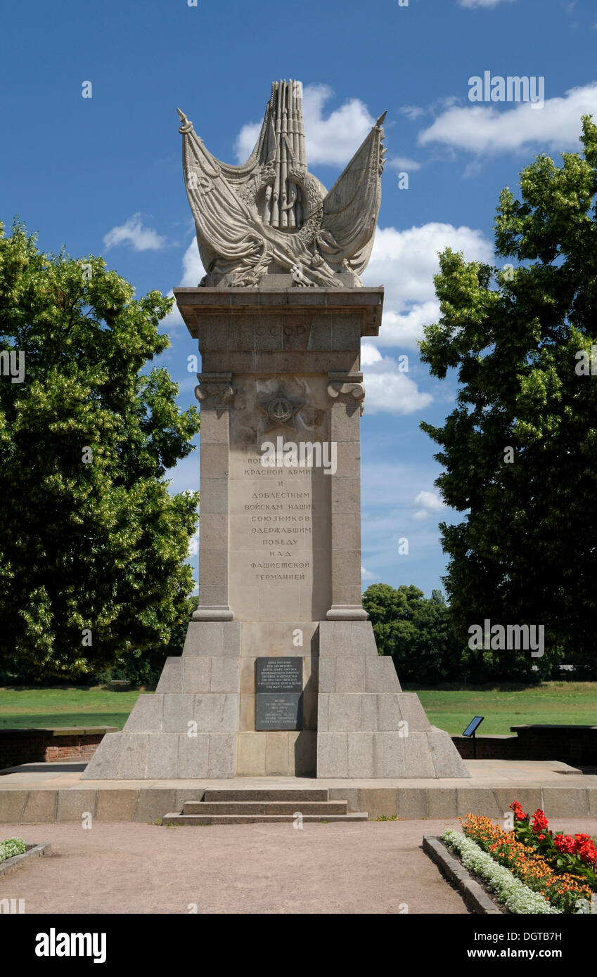 Monument anlässlich der Fusion von Alliierten sowjetische und amerikanische Truppen im Jahre 1945, Torgau, Sachsen Stockfoto