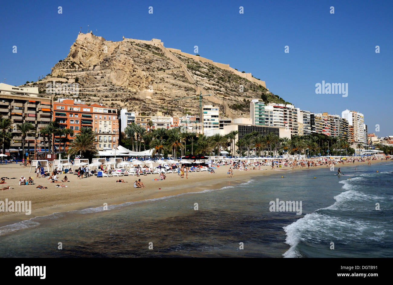 Playa del Postiguet mit dem Castillo de Santa Bárbara, Alicante, Costa Blanca, Spanien, Europa Stockfoto
