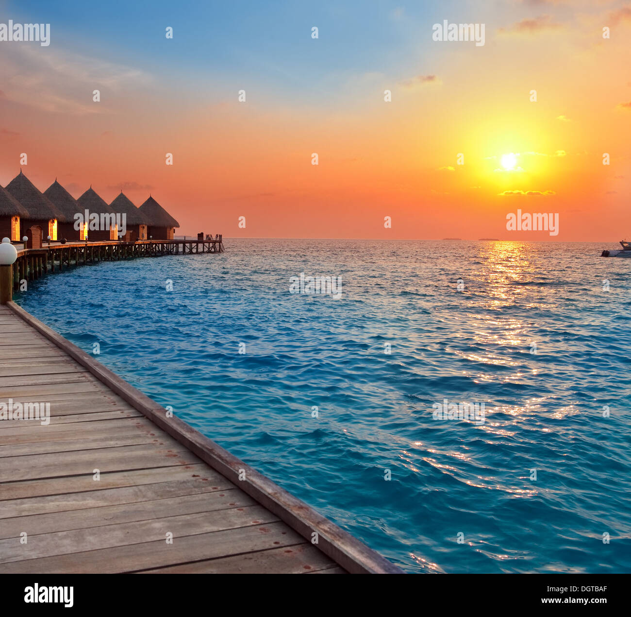 Insel im Ozean, Malediven.  Sonnenuntergang Stockfoto