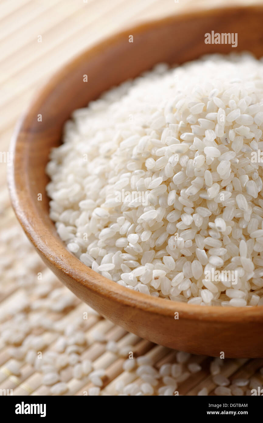 Hölzernes Schüsselchen voll von Bahia Typ Reis. Dieser Reis wird für die Zubereitung von Paella verwendet. Stockfoto