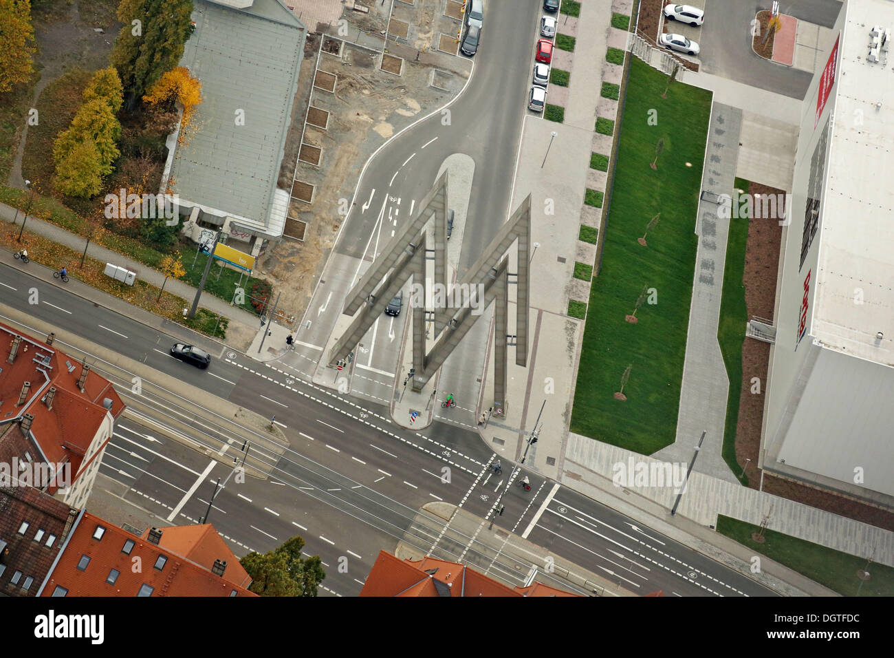 Leipzig, Deutschland. 20. Oktober 2013. Das MM-Symbol der Leipziger Messe wird am Eingang des alten Messegeländes in Leipzig, Deutschland, 20. Oktober 2013 gesehen. Von 1920 bis 1991 fand die Ausstellungen im Frühjahr und Herbst Messe auf dieser Seite. Seit der Einweihung des neuen Messegeländes im Jahr 1996 wird das Gebiet zunehmend als Einkaufs- und Bereich saniert. Foto: Jan Woitas/Dpa/Alamy Live News Stockfoto