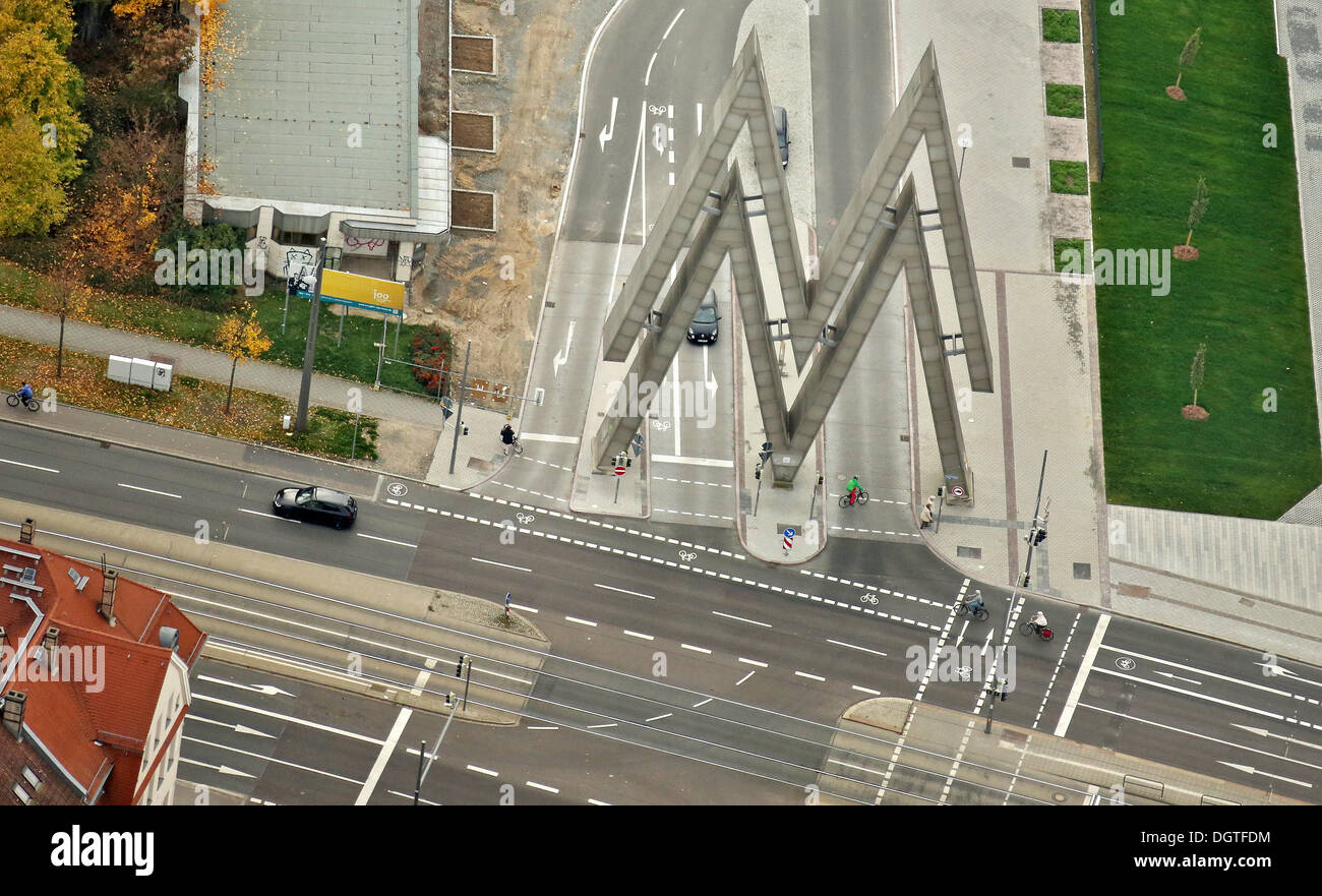 Leipzig, Deutschland. 20. Oktober 2013. Das MM-Symbol der Leipziger Messe wird am Eingang des alten Messegeländes in Leipzig, Deutschland, 20. Oktober 2013 gesehen. Von 1920 bis 1991 fand die Ausstellungen im Frühjahr und Herbst Messe auf dieser Seite. Seit der Einweihung des neuen Messegeländes im Jahr 1996 wird das Gebiet zunehmend als Einkaufs- und Bereich saniert. Foto: Jan Woitas/Dpa/Alamy Live News Stockfoto