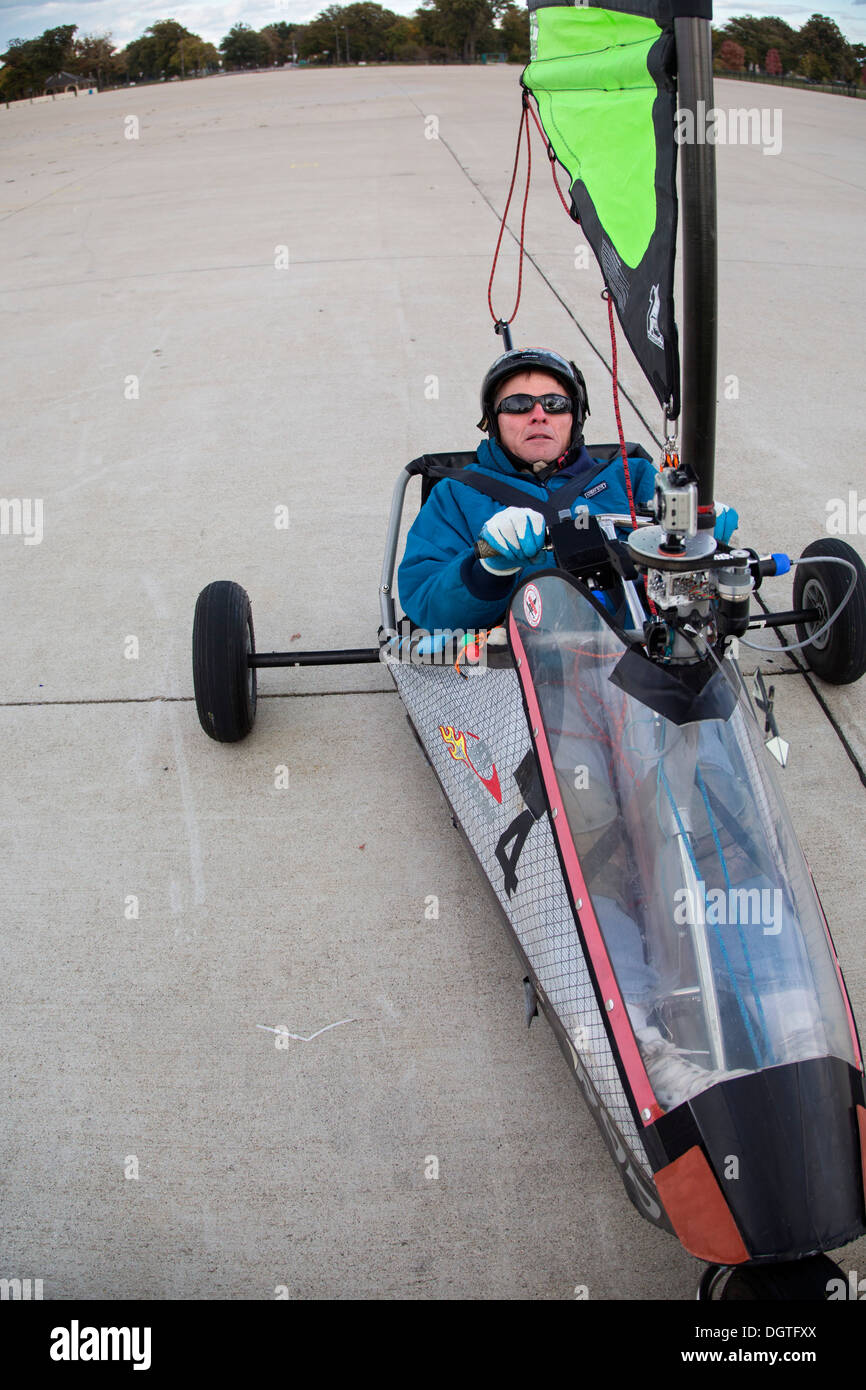 Detroit, Michigan - ein Mann fährt seine dreirädrigen Blokart auf einem Parkplatz auf der Belle Isle, ein Detroit-Stadtpark. Stockfoto