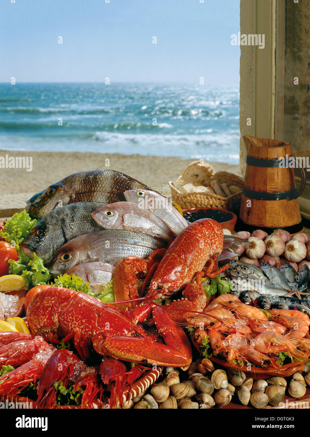 Vielzahl von Fisch und Meeresfrüchten in einem Restaurant, Fenster, Algarve, Portugal Stockfoto