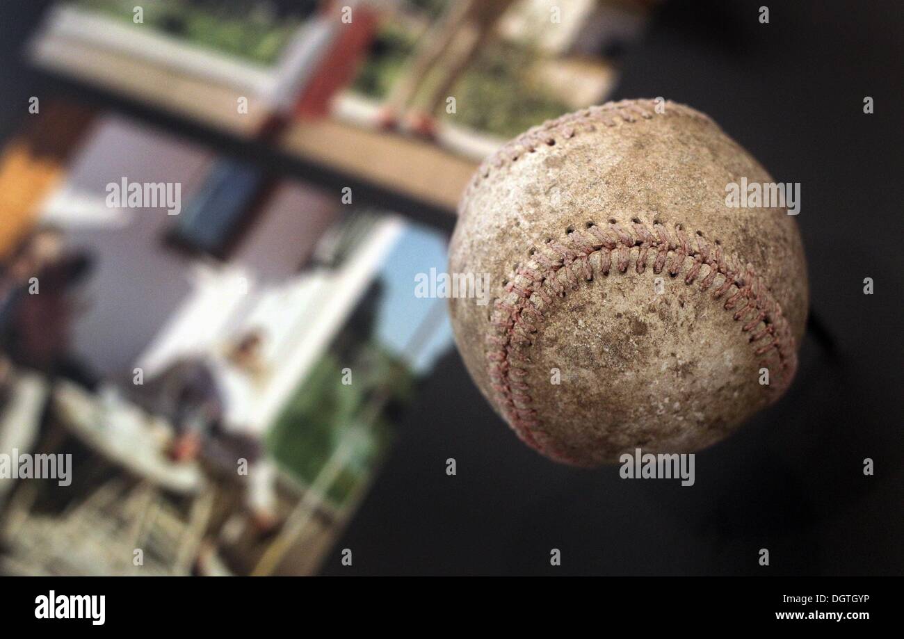 Füssen, Deutschland. 17. Oktober 2013. Ein Baseball ist im Stadtmuseum in Füssen, Deutschland, 17. Oktober 2013 ausgestellt. Der Ball wurde während der Dreharbeiten zum Film "The Great Escape" vor 50 Jahren in der Allgäu-Region verwendet. Foto: Karl-Josef Hildenbrand/Dpa/Alamy Live News Stockfoto