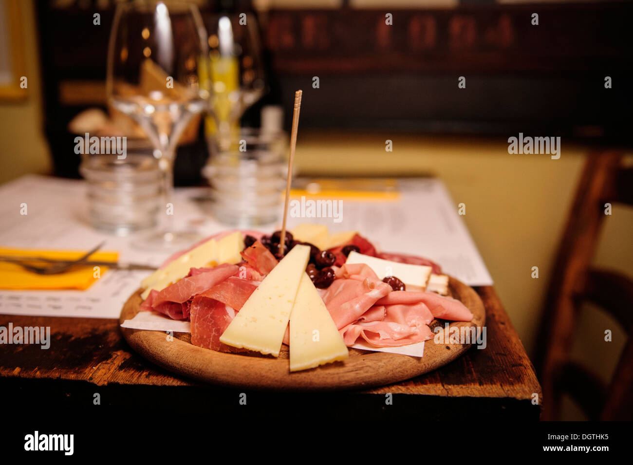 Plater von Wurstwaren und Käse im Restaurant La Mascareta, Venedig, Italien. Stockfoto