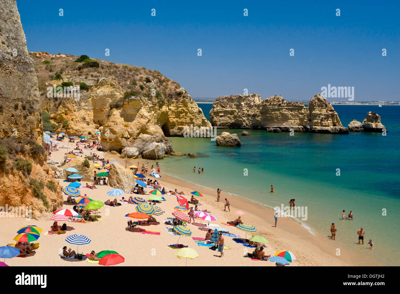 Portugal, Algarve, Lagos, Praia de Dona Ana in der Sommersaison Stockfoto