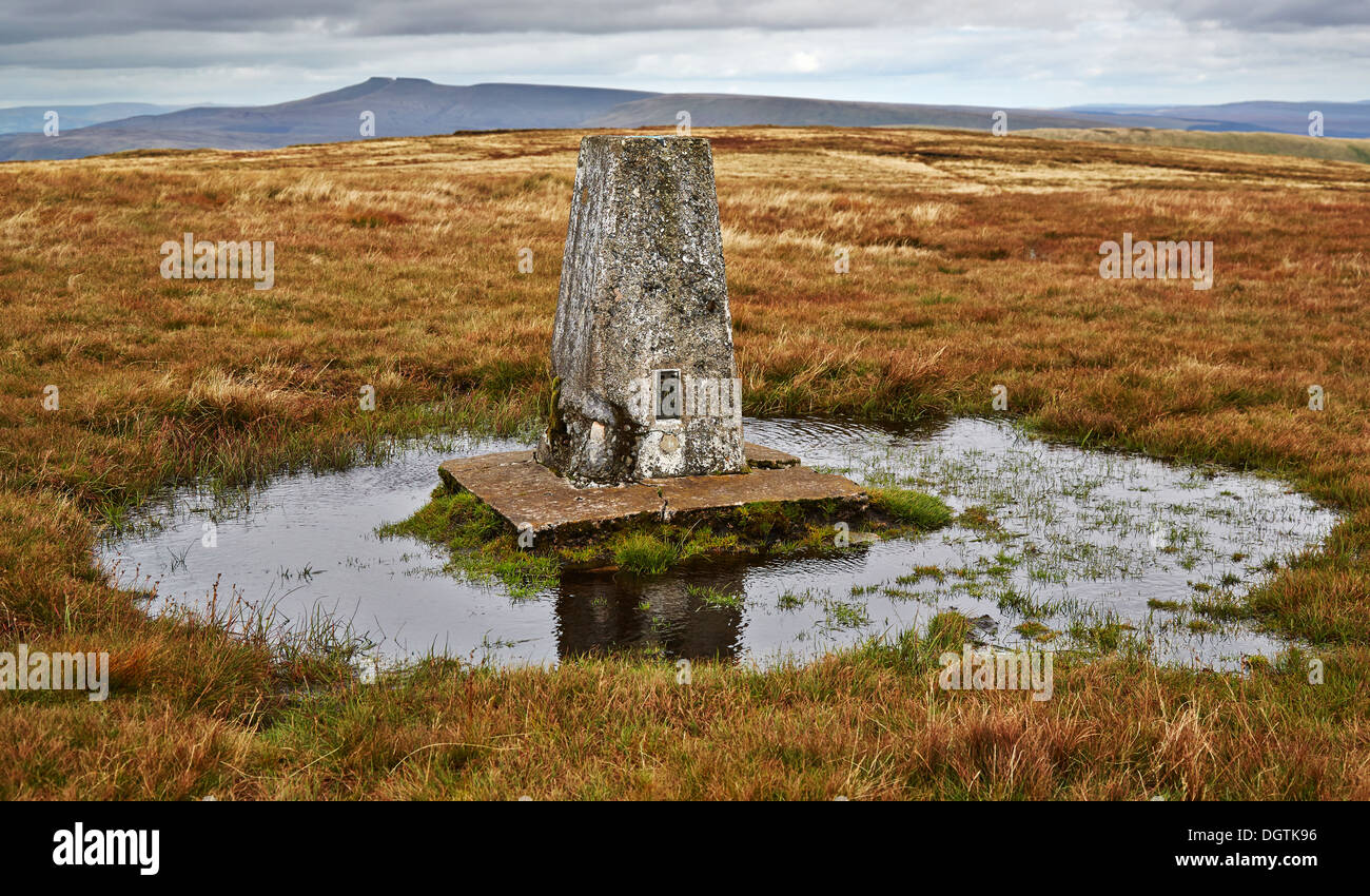 Wasserschloss Ordnance Survey trigonometrischen Punkt auf dem Gipfel des Fan-Gyhirych in der zentralen Brecon Beacons Blick auf Pen y Fan Stockfoto