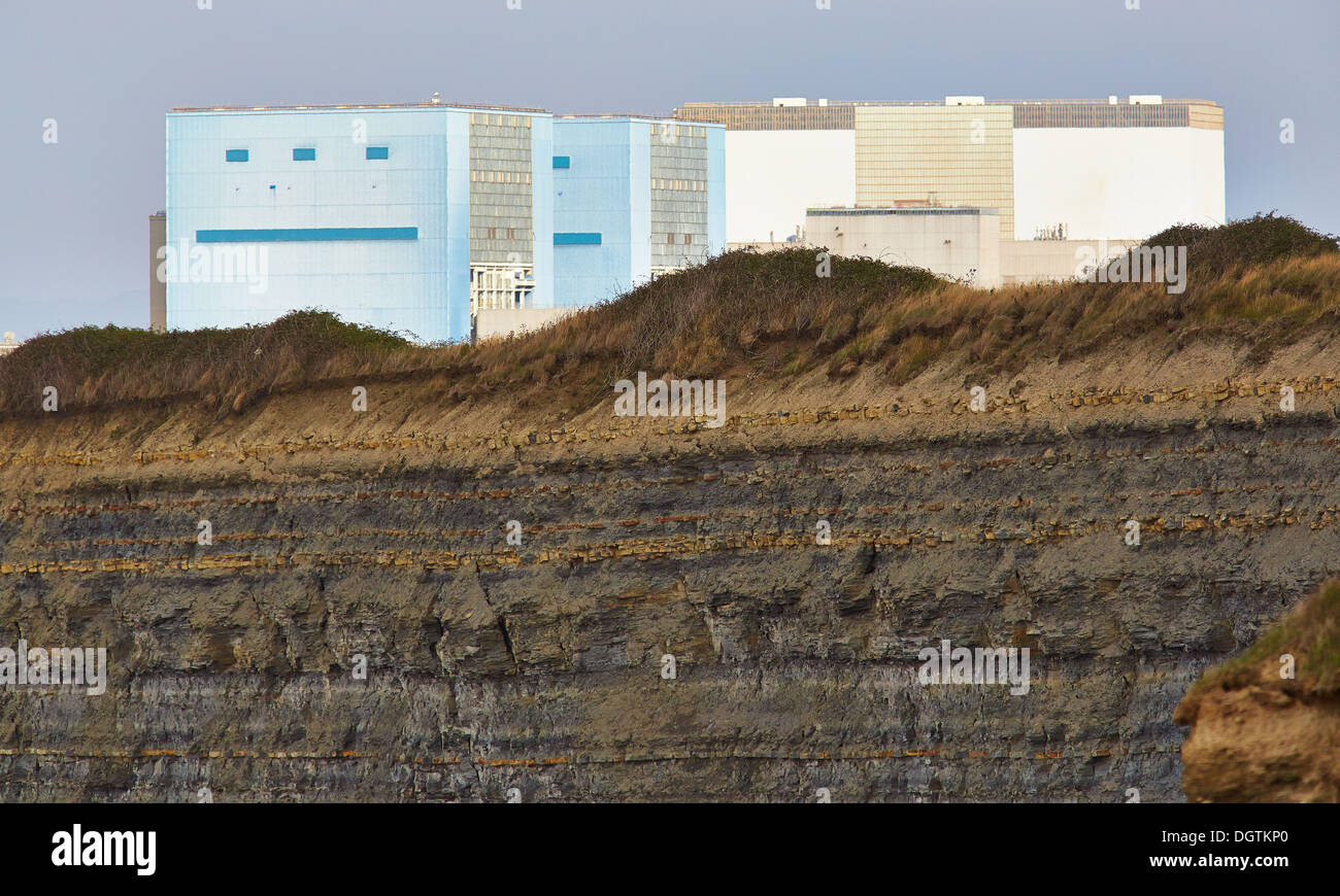 Hinkley Punkt A und B Nuclear Power Station Reaktorgebäude über Jurassic Klippen auf der Somerset von Bristol Channel UK Stockfoto