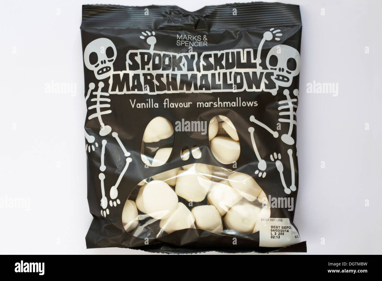 Paket von Marks & Spencer spooky Schädel marshmallows Süßigkeiten für Halloween isoliert auf weißem Hintergrund Stockfoto