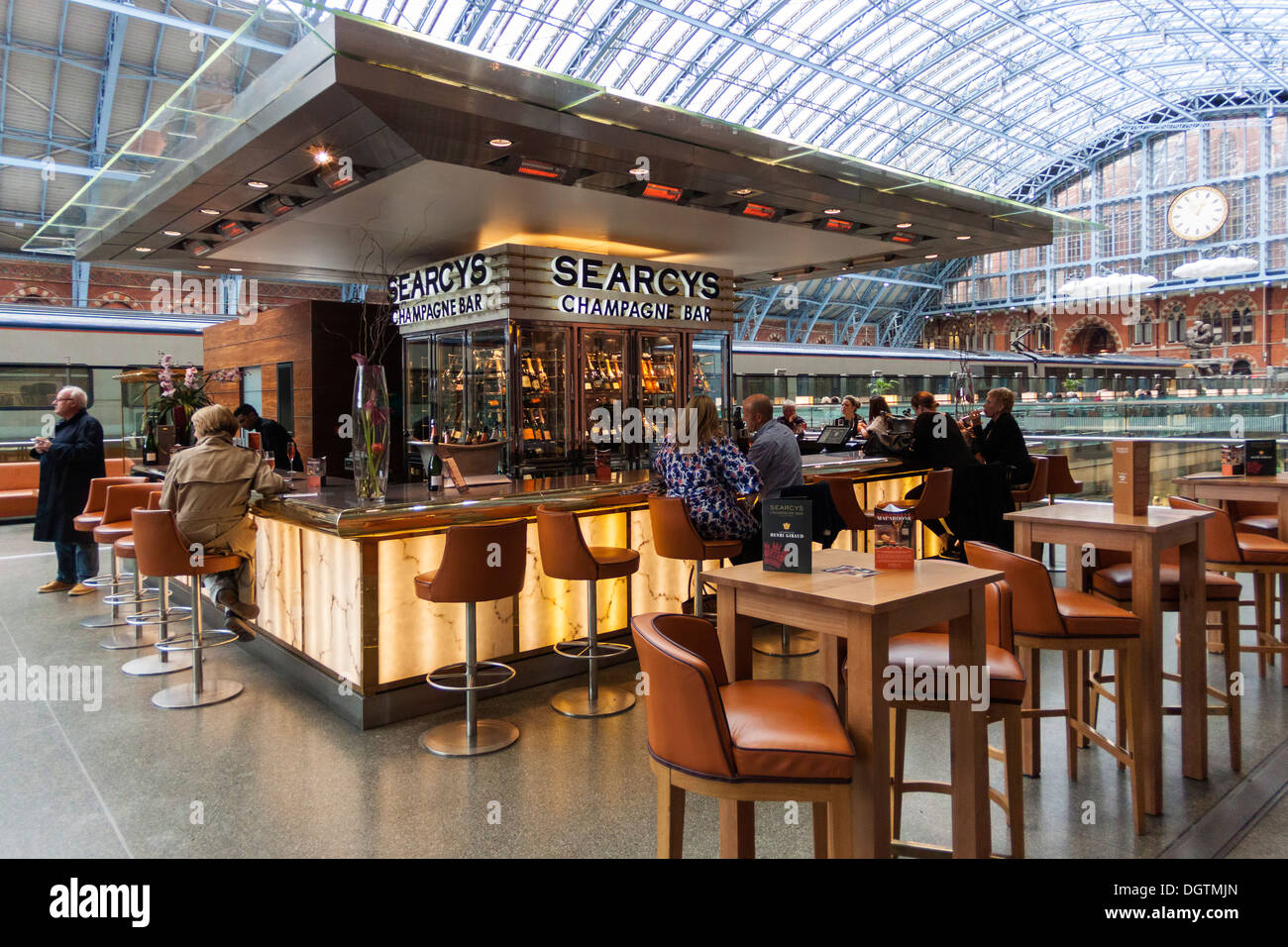 Searcy der Champagner-Bar, St. Pancras Station, London Stockfoto