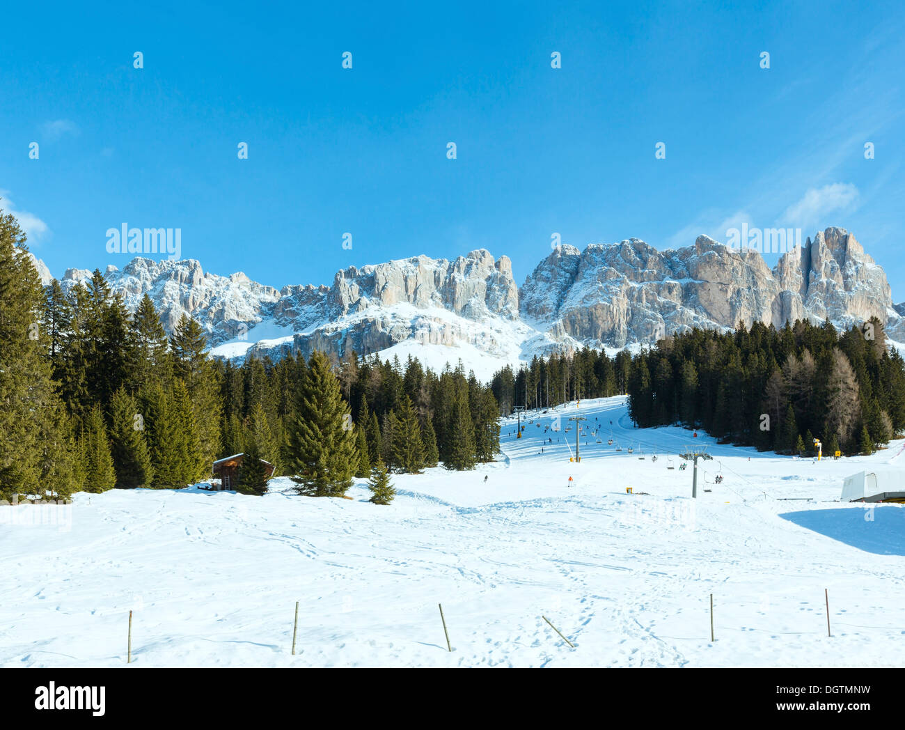 Herrliche Winterlandschaft Felsberg. Blick von der großen Dolomitenstraße (Grande Giro Delle Dolomiti) Stockfoto