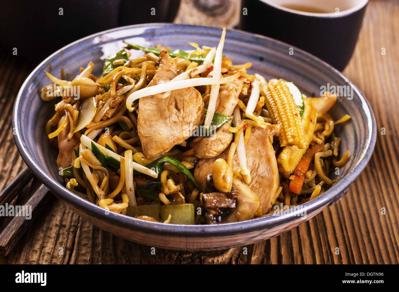 Gebratene Nudeln mit Hühnerfleisch Stockfoto