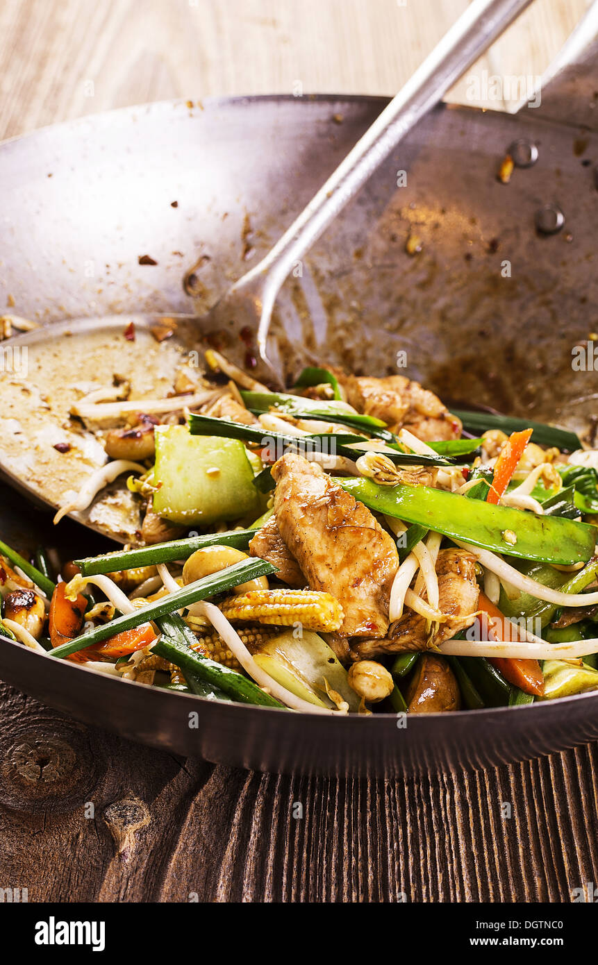 rühren, gebratenem Gemüse und Huhn im wok Stockfoto