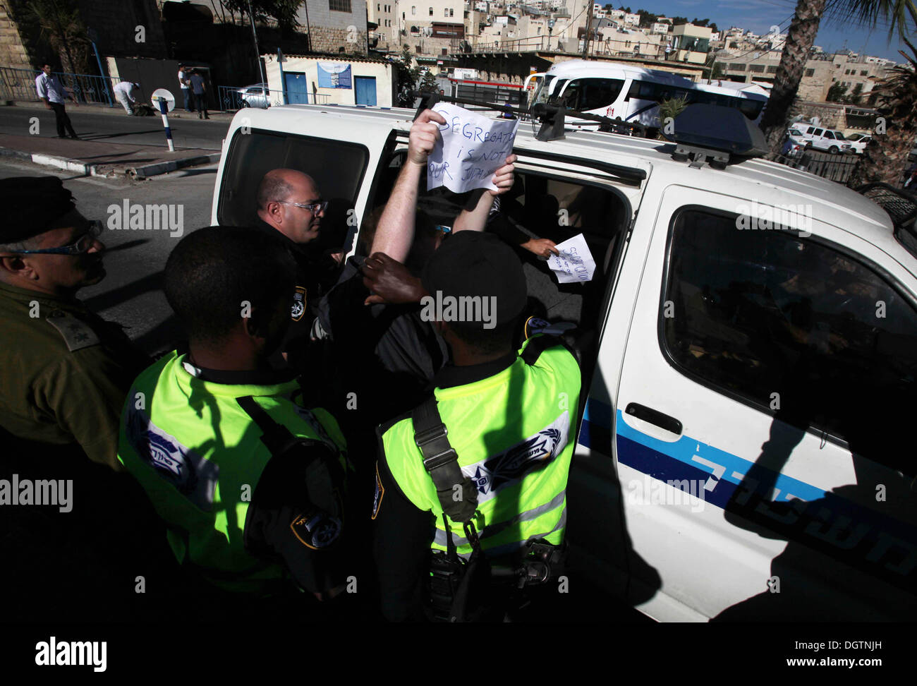 Hebron, Westjordanland, Palästinensische Gebiete. 25. Oktober 2013. Ein Demonstrant wird verhaftet, als er an einer Protestkundgebung gegen die Ankunft von Tausenden von jüdischen Besucher in die Stadt, in der Mitte der geteilten Westjordanland Stadt von Hebron, 25. Oktober 2013 teilnahm. Einige der Demonstranten, Ausländer und israelischen wurden festgenommen und zum Verhör geführt, nachdem sie sich weigerten, den Kredit zu zerstreuen: Mamoun Wazwaz/APA Images/ZUMAPRESS.com/Alamy Live News Stockfoto