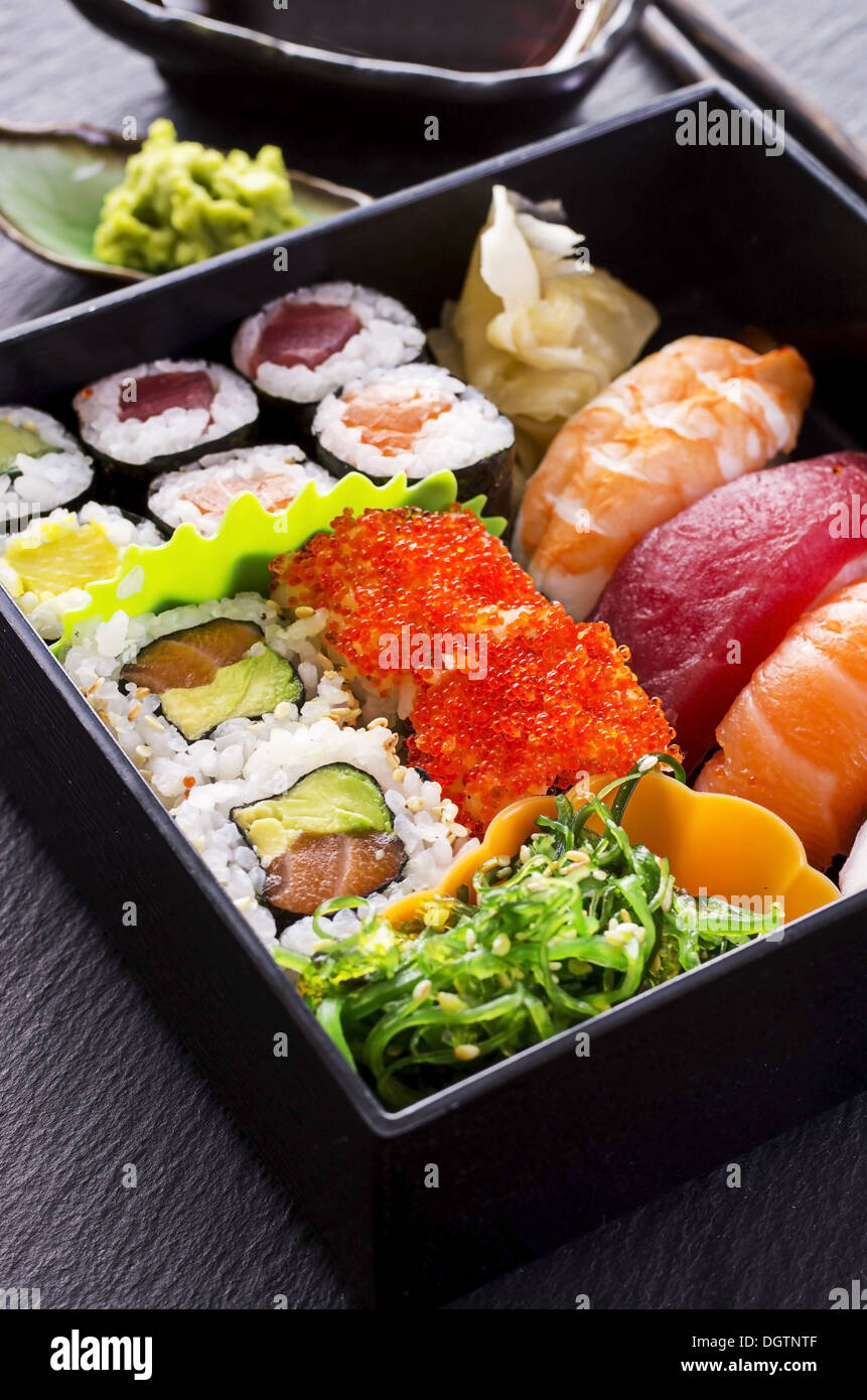 Bento-Box mit Sushi und Brötchen Stockfoto