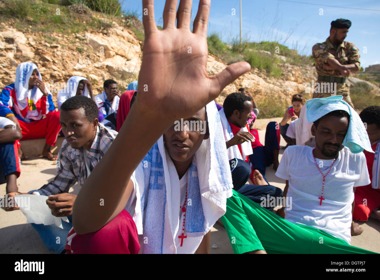 Eritreische Migranten gerettet aus dem Meer in der Nähe von Lampedusa, Italien versammeln sich zum Gebet für die verlorenen Verwandten während stillen Protest. Stockfoto