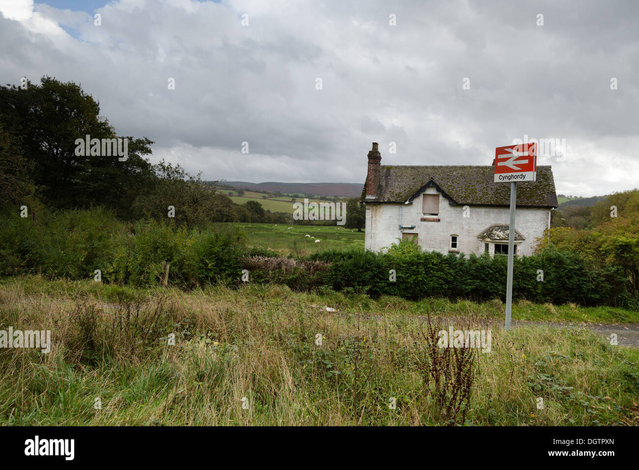 Leeres Haus an der Cynghordy Station, Wales Herzlinie Stockfoto