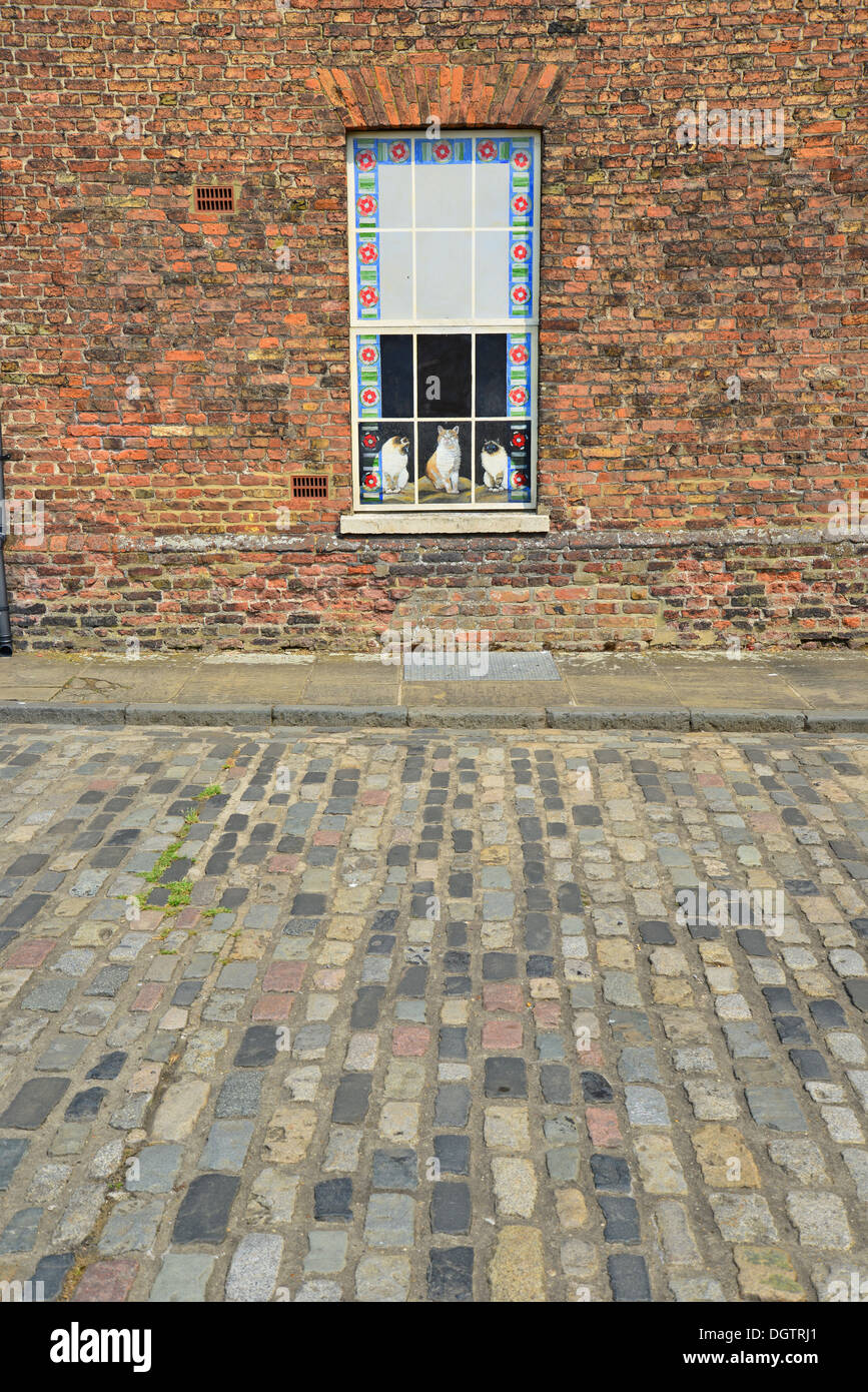 Bemalte Fenster Wandbild auf Mauer, Purfleet Quay, King's Lynn, Norfolk, England, Vereinigtes Königreich Stockfoto