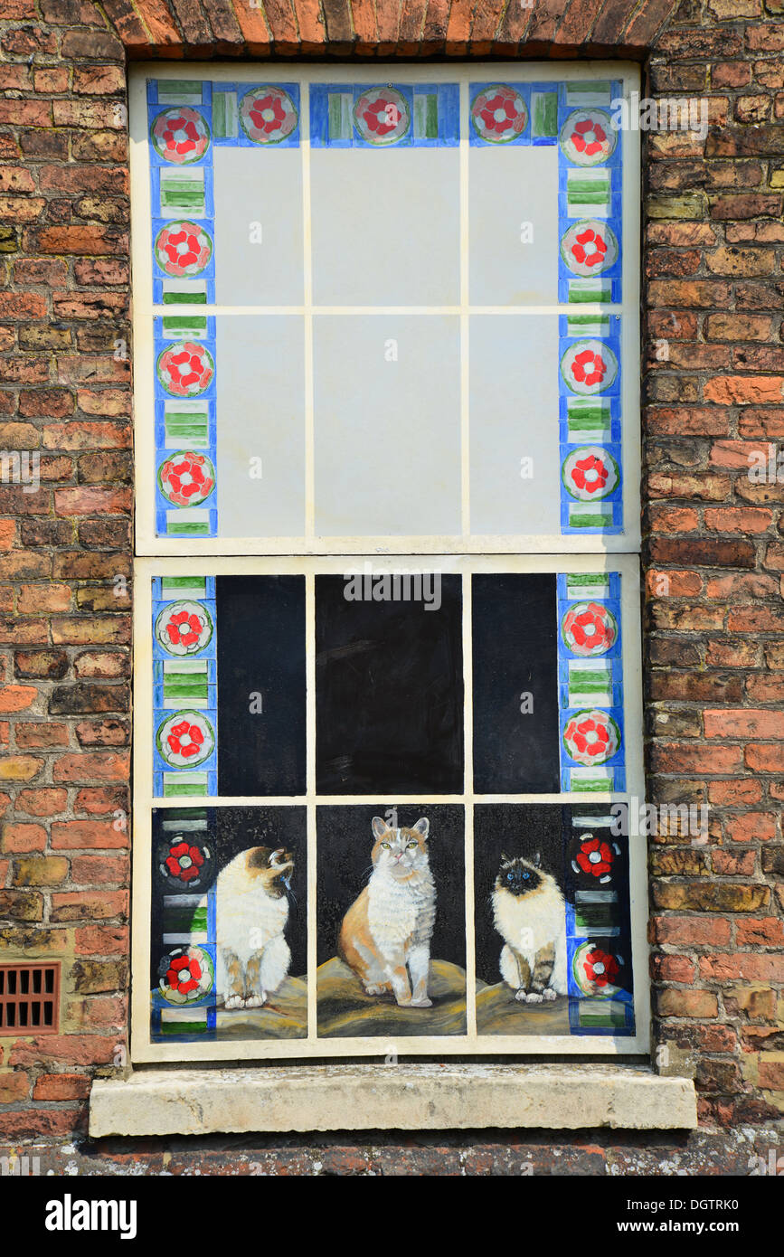 Bemalte Fenster Wandbild auf Mauer, Purfleet Quay, King's Lynn, Norfolk, England, Vereinigtes Königreich Stockfoto