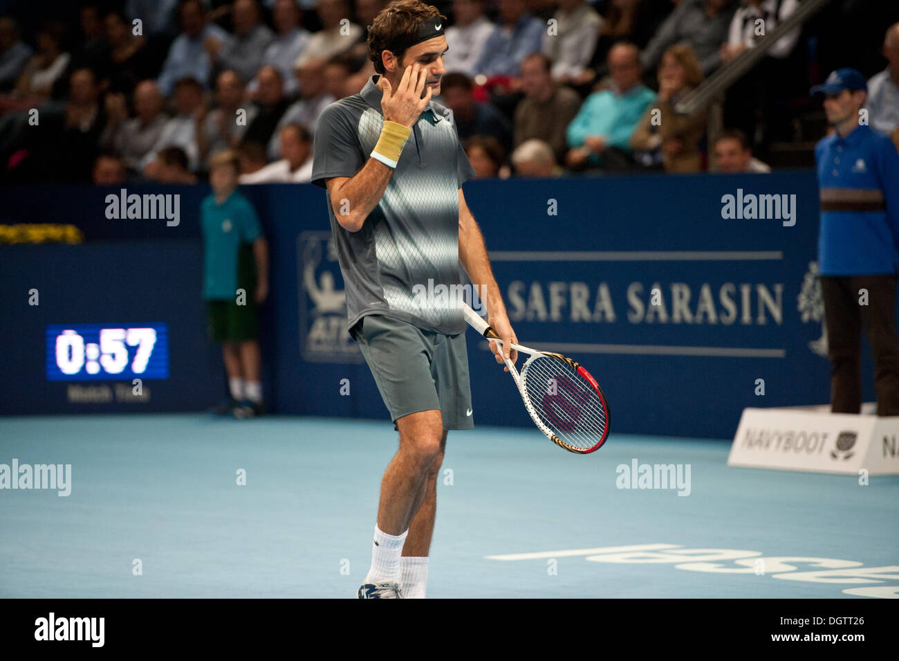 Basel, Schweiz. 25. Oktober 2013. Roger Federer (SUI) während eines Spiels das Viertelfinale von den Swiss Indoors in St. Jakobshalle am Freitag. Foto: Miroslav Dakov / Alamy Live News Stockfoto Basel, Schweiz. 25. Oktober 2013. Roger Federer (SUI) während eines Spiels das Viertelfinale von den Swiss Indoors in St. Jakobshalle am Freitag. Foto: Miroslav Dakov / Alamy Live News Stockfoto
