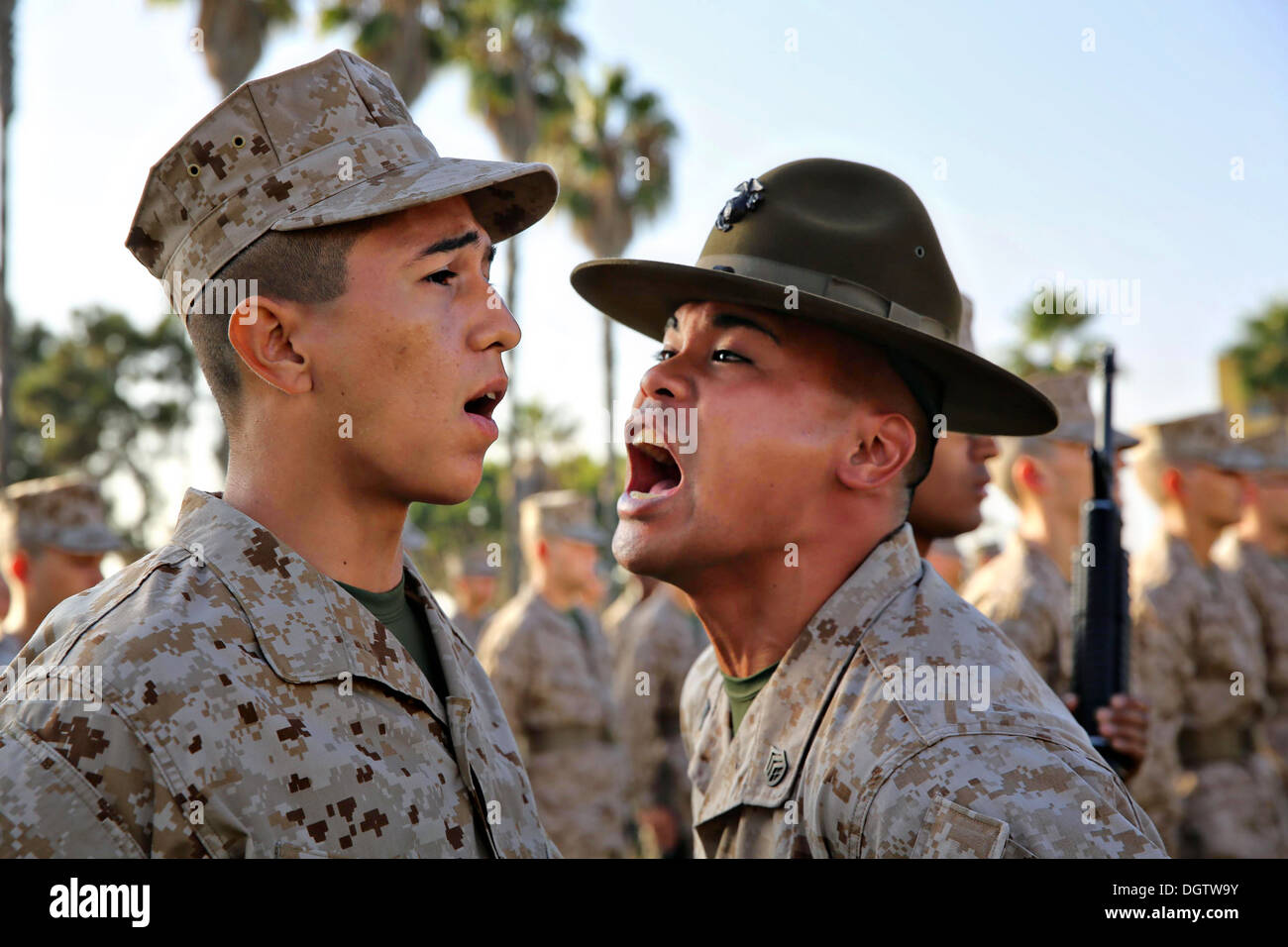 Ein US Marine Corps Drill Instructor schreit ein Rekrut während Inspektion 21. Oktober 2013 in San Diego, Kalifornien. Stockfoto