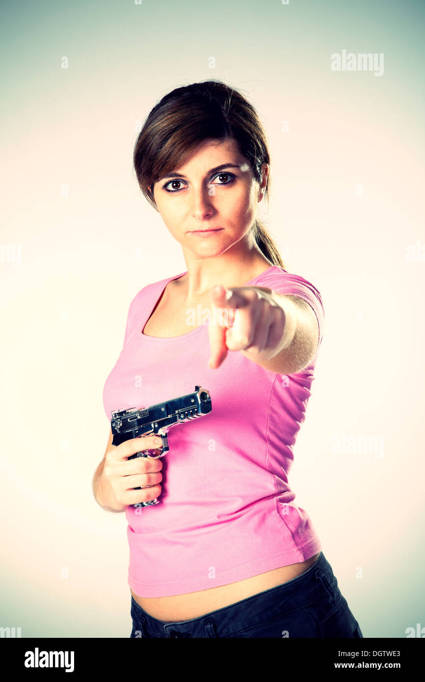 Mächtige junge Frau mit einer Pistole Stockfoto