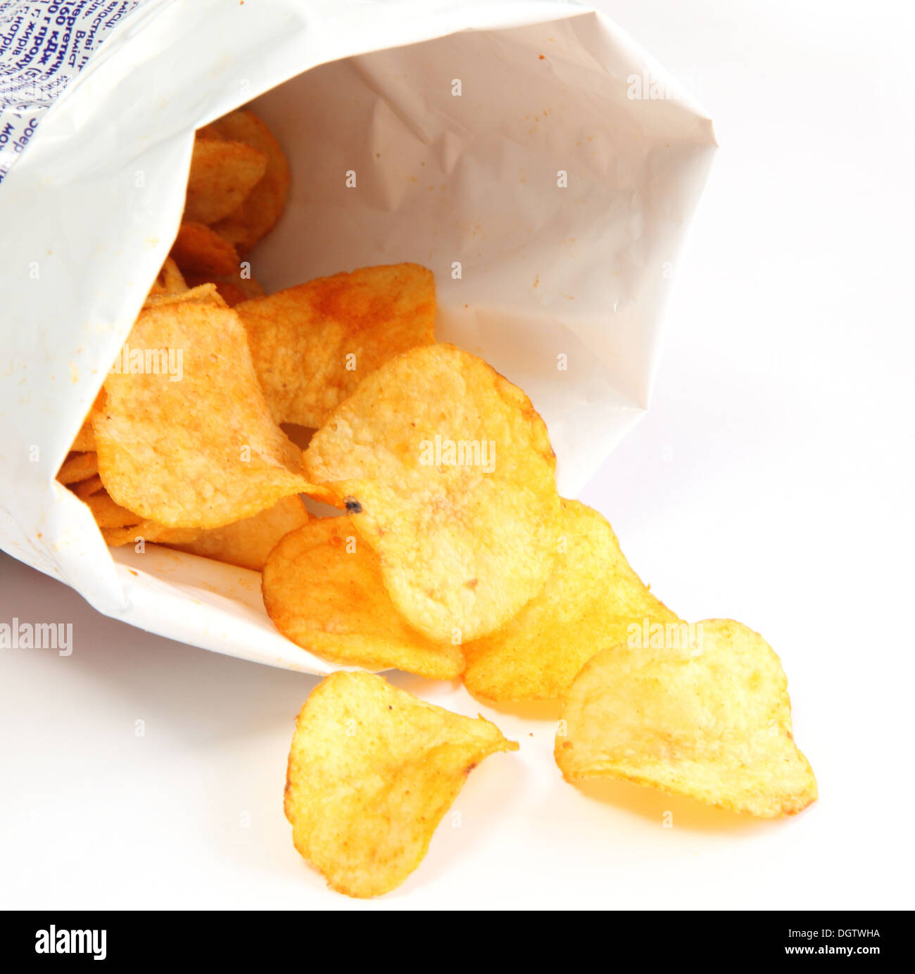 Kartoffel-Chips in einem Gehäuse isoliert auf weißem Hintergrund Stockfoto