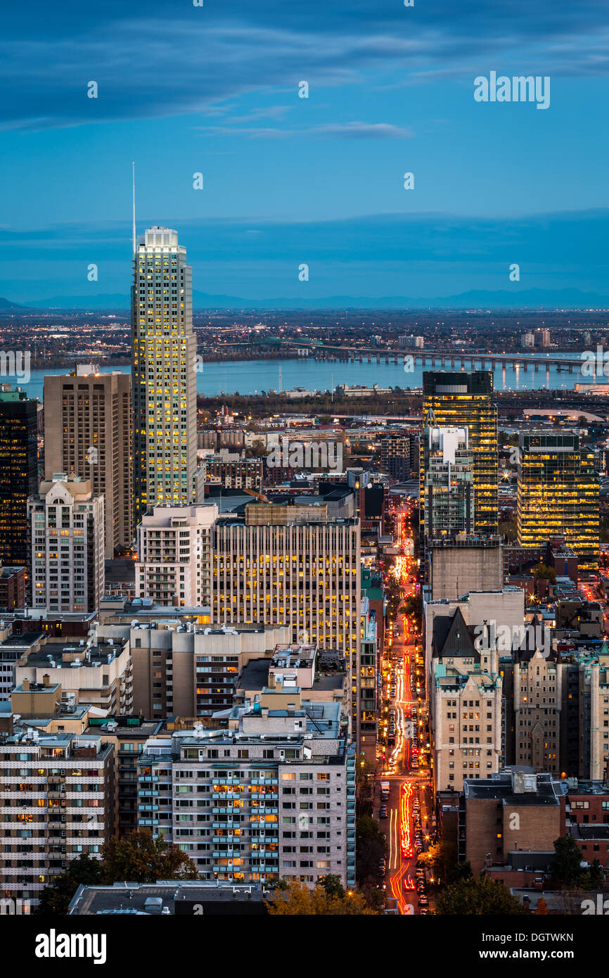 Luftaufnahme von Montreal in der Abenddämmerung mit Feierabendverkehr Routen auf Bergstraße Stockfoto