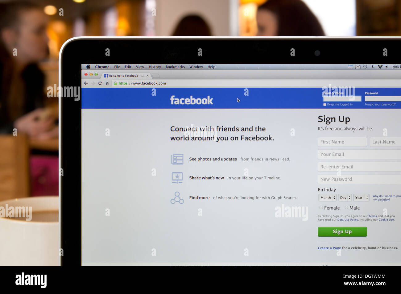 Die Facebook-Website erschossen in einem Coffee-Shop-Umfeld (nur zur redaktionellen Verwendung: print, TV, e-Book und redaktionelle Webseite). Stockfoto
