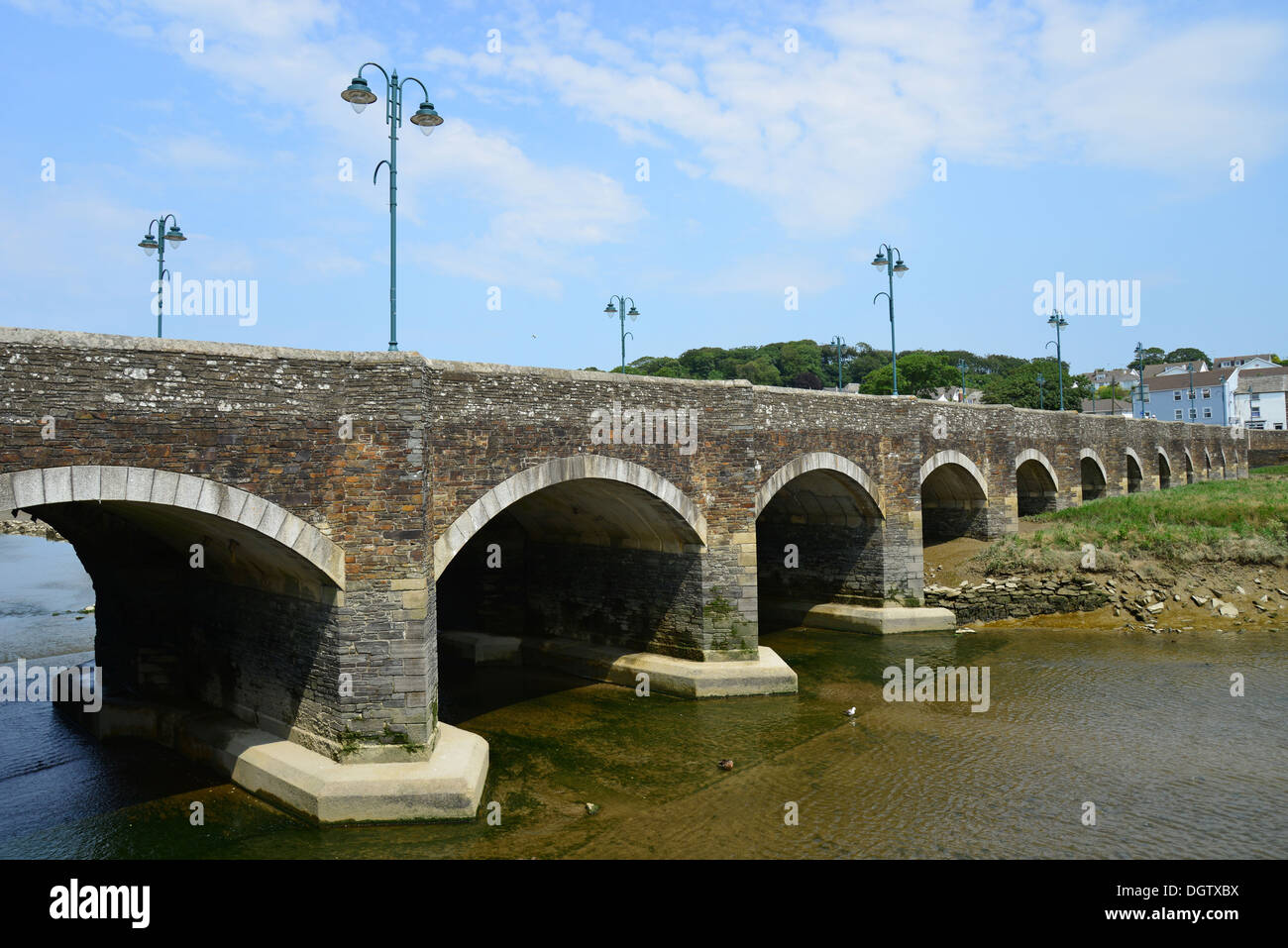 15. Jahrhundert die alte Brücke über Fluss Camel, Wadebridge, Cornwall, England, Vereinigtes Königreich Stockfoto