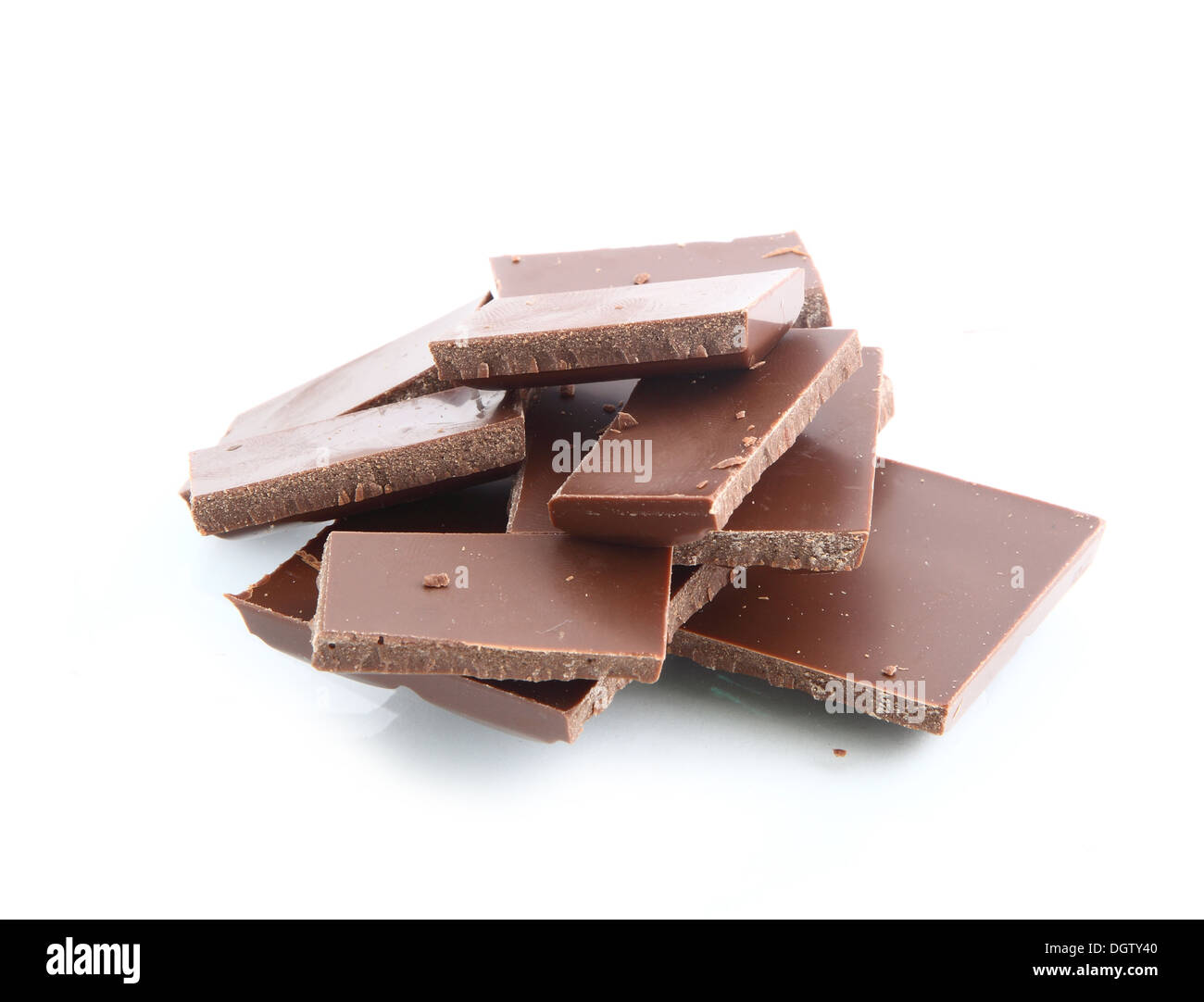 Schokoladenstücke auf weißem Hintergrund Stockfoto
