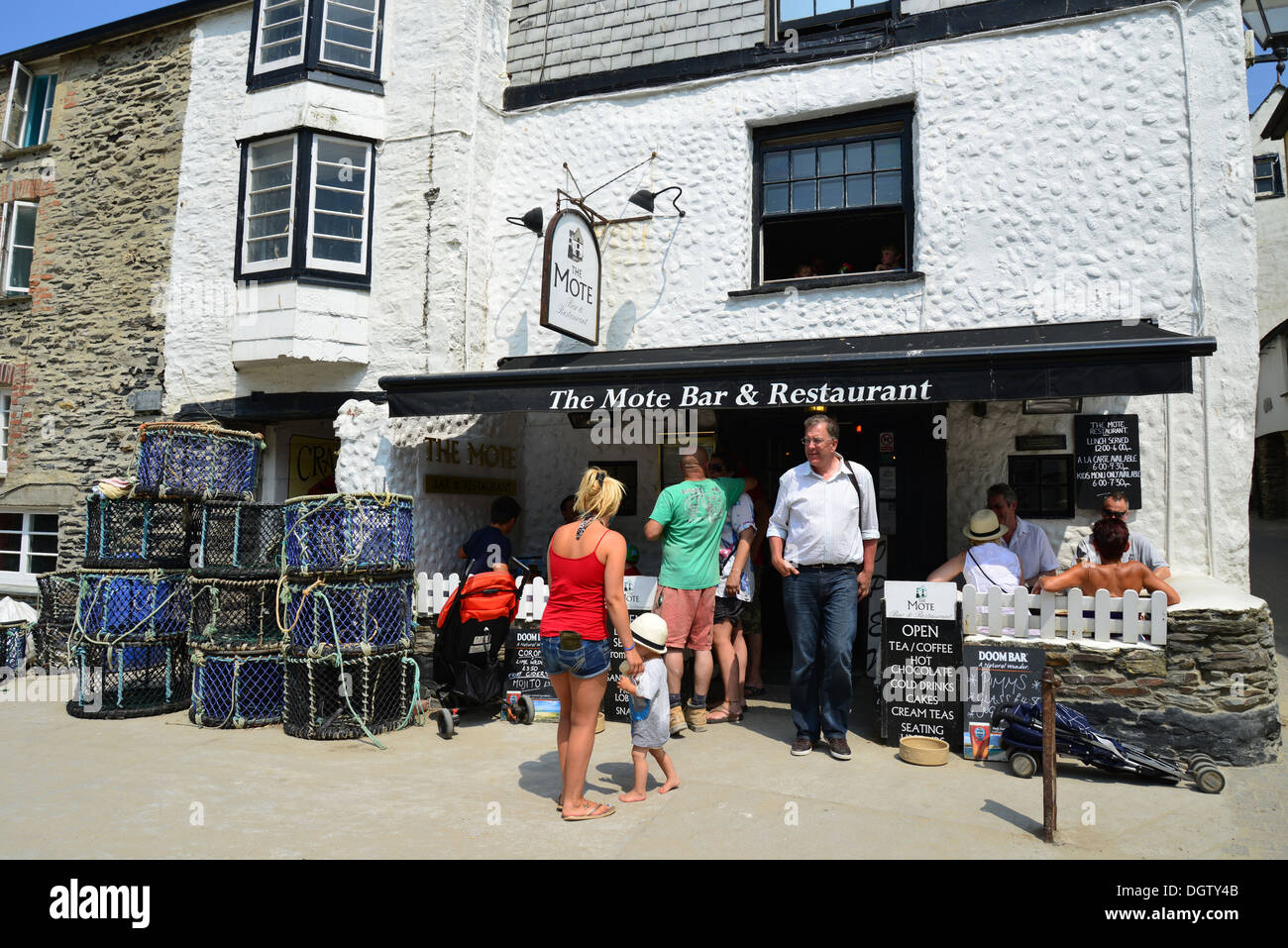 Die Mote Bar & Restaurant, Vorderstraße, Port Isaac, Cornwall, England, Vereinigtes Königreich Stockfoto