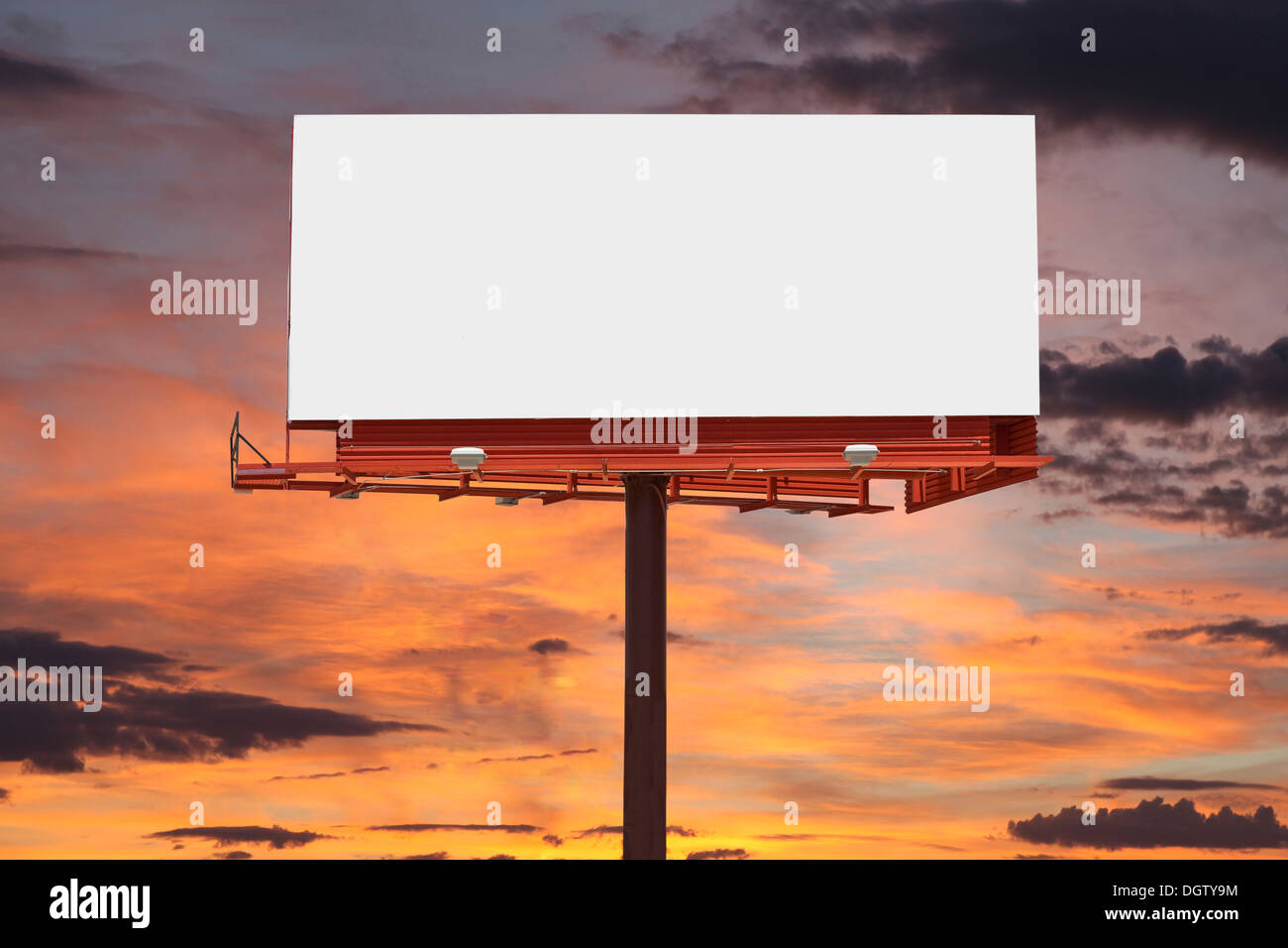Große leere Plakatwand mit orangefarbenen Himmel Sonnenuntergang. Stockfoto