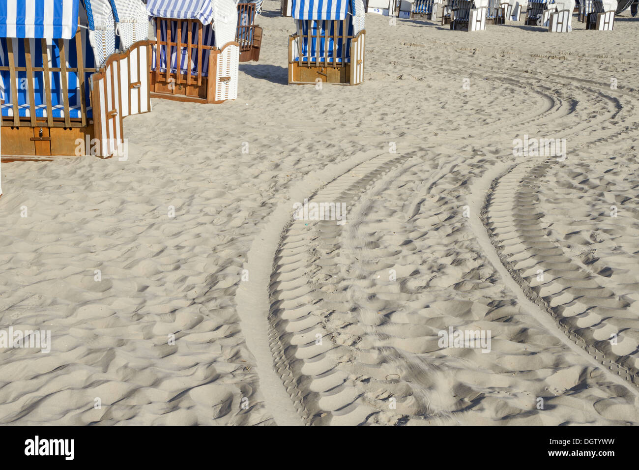 Reifenspuren am Strand Stockfoto
