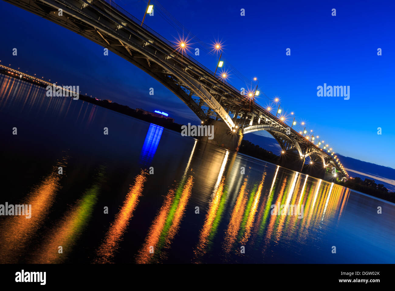 Brücke auf eine ruhige Nacht in Nischni Nowgorod mit verschwommenen Reflexionen Stockfoto