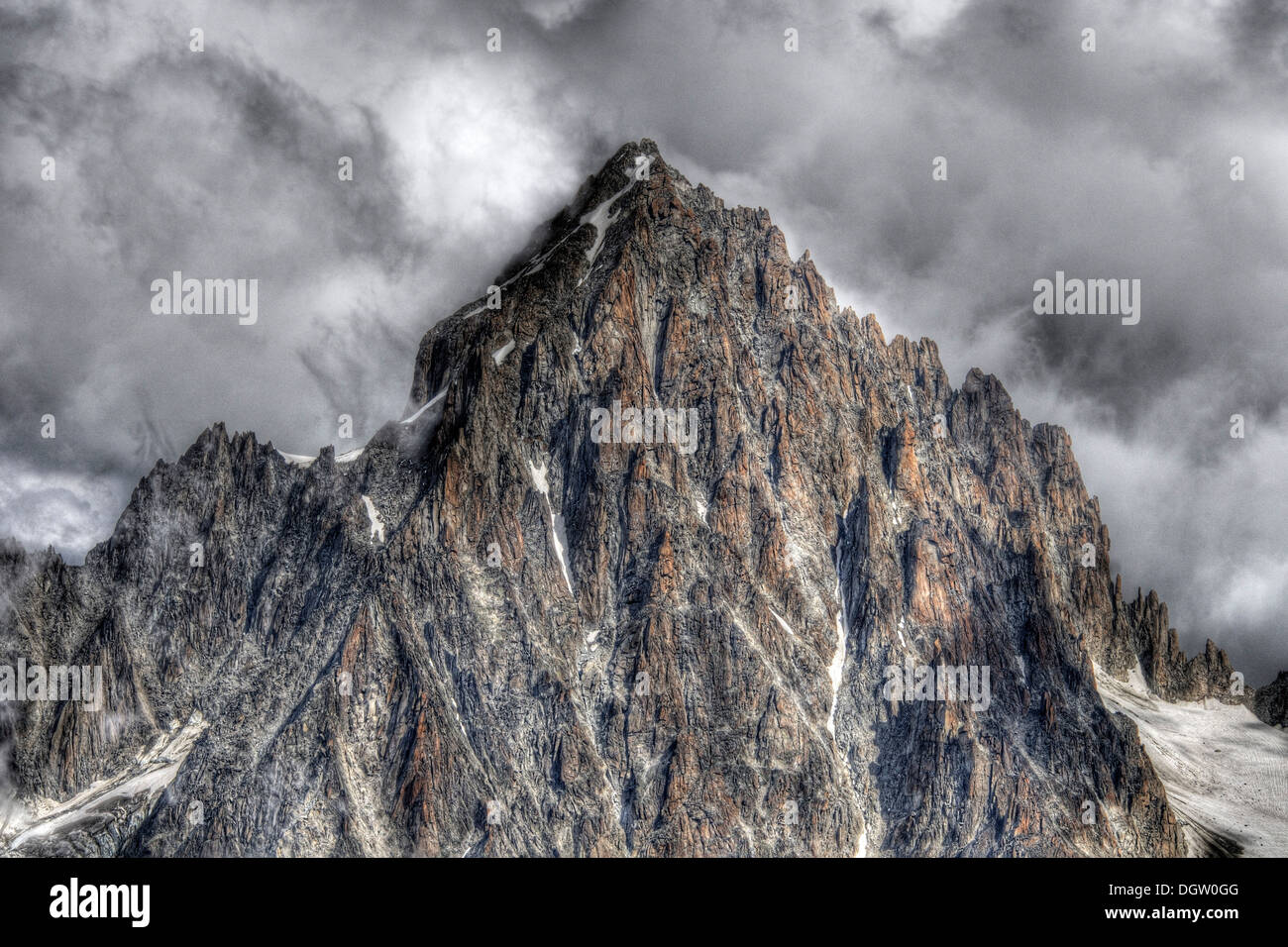 Die Aiguille de Chardonnet in den französischen Alpen, verarbeitet Bild HDR Stockfoto
