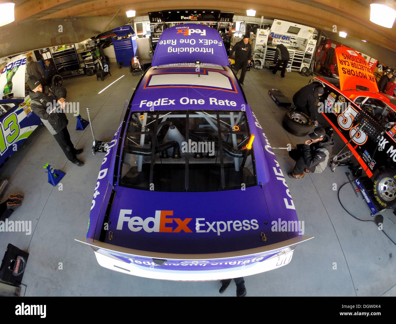 Martinsville, VA, USA. 25. Oktober 2013. Martinsville, VA - 25. Oktober 2013: Vorbereiten der FedEx Express Team ein Übungsbeispiel für die GOODY Kopfschmerzen Linderung Schuss 500 angetrieben durch KROGER Rennen auf dem Martinsville Speedway in Martinsville, VA. © Csm/Alamy Live-Nachrichten Stockfoto