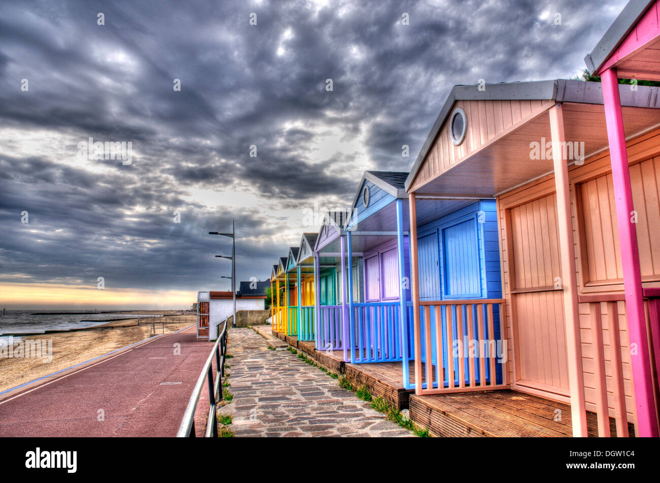 Farbige Strandhütten an Clacton-on-Sea in Essex, Bild in HDR Stockfoto