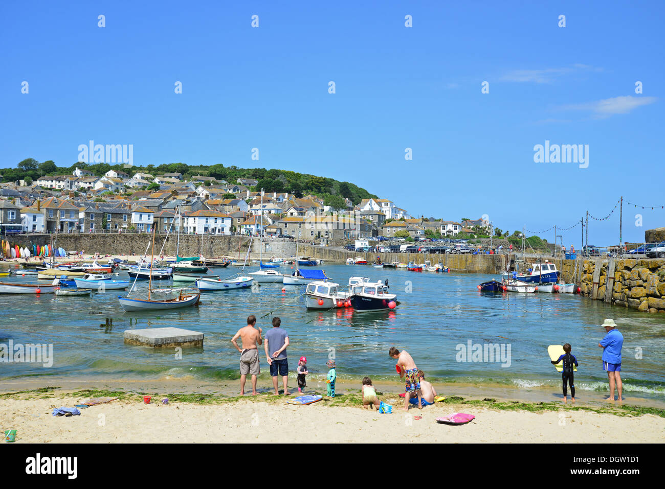 Blick auf den Hafen, Mousehole, Cornwall, England, Vereinigtes Königreich Stockfoto