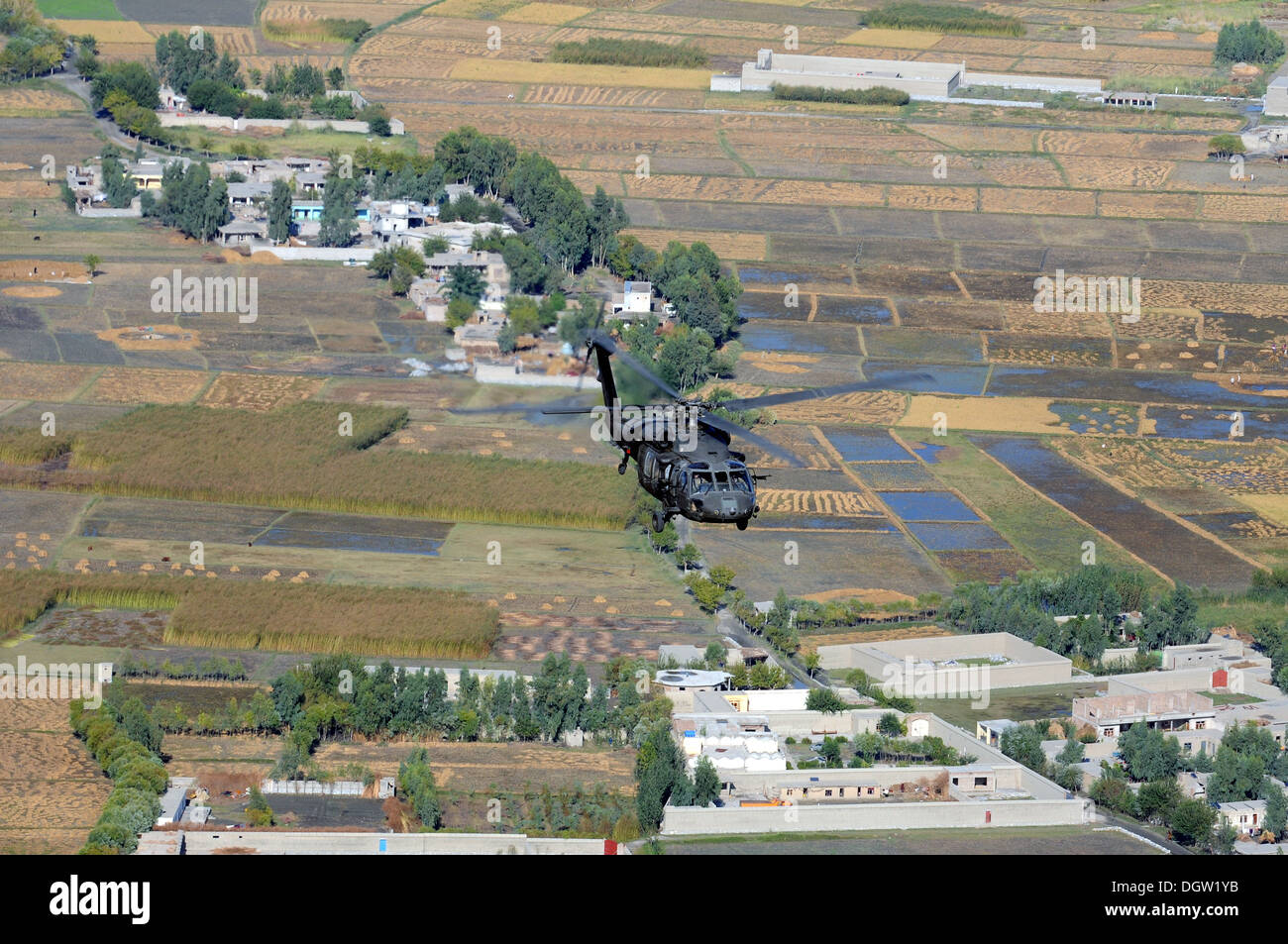 Ein US-Armee UH - 60L Black Hawk Hubschrauber überfliegt ein Dorf 17. Oktober 2013 in der Provinz Nangarhar, Afghanistan. Stockfoto