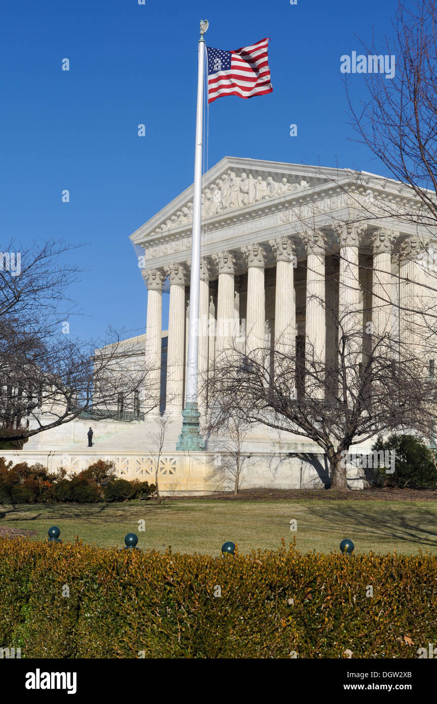 US Supreme Court Building mit USA Flagge Stockfoto
