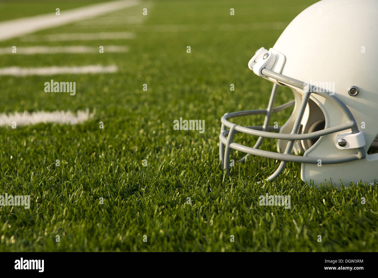 American Football-Helm auf dem Feld mit Platz für Kopie Stockfoto
