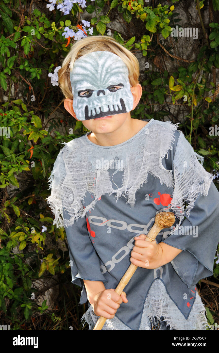 Junge als ein Zombie/Ghul für Halloween verkleidet. Stockfoto