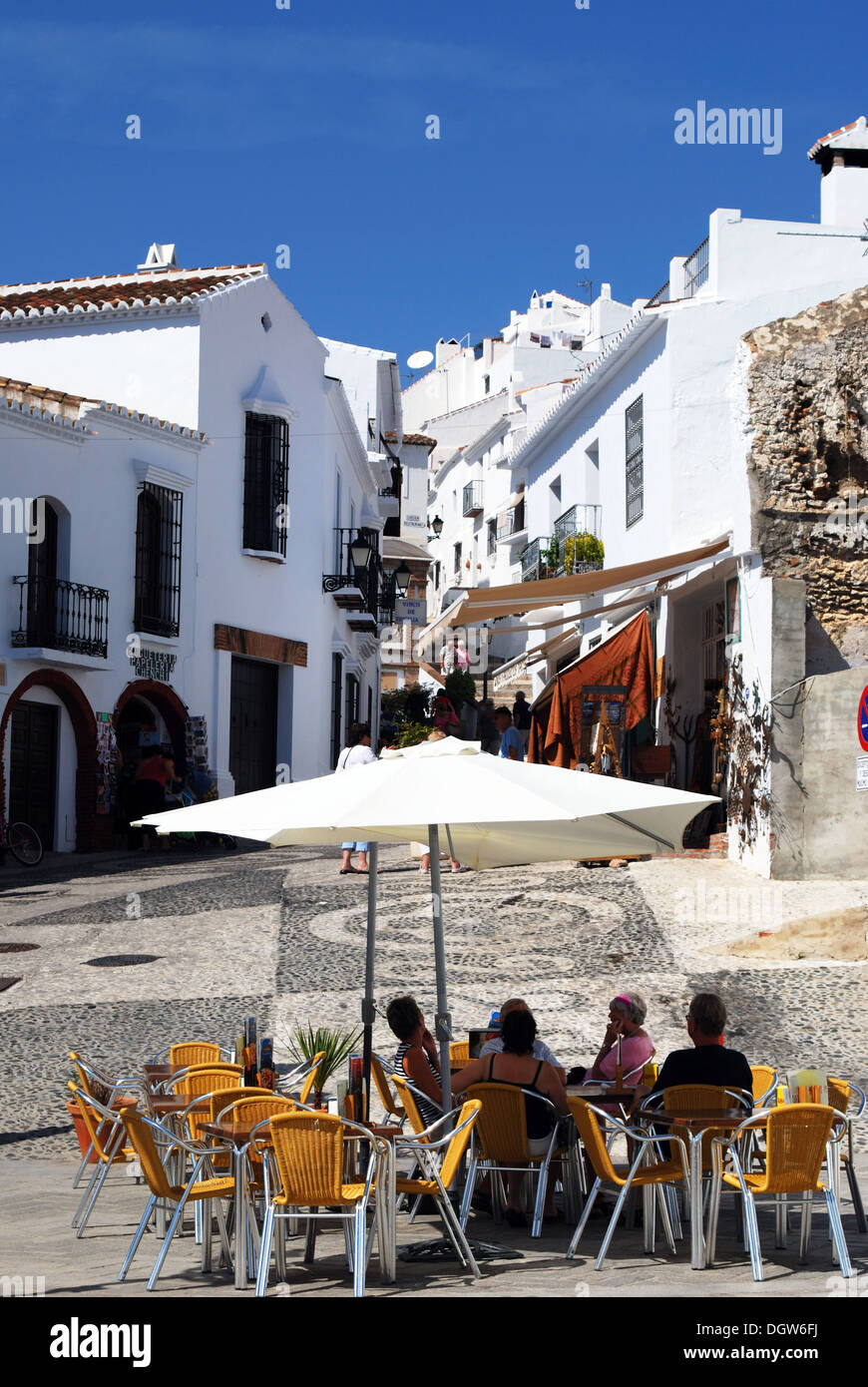 Dorf Straße und Gehweg Café, weiß getünchten Dorf (Pueblo Blanco), Frigiliana, Spanien, Westeuropa. Stockfoto