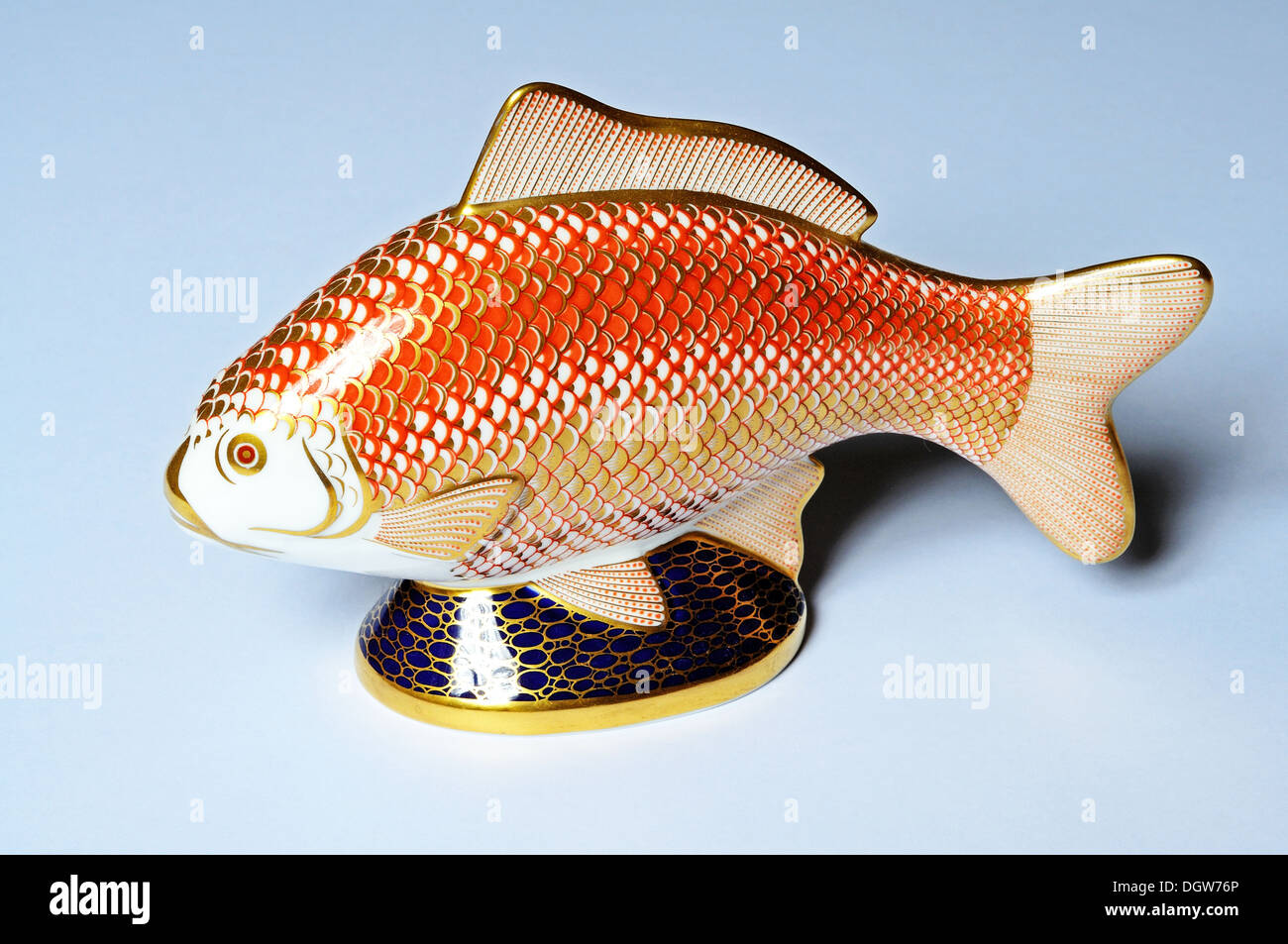 China-Fisch-Briefbeschwerer vor einem einfarbigen Hintergrund gemalt. Stockfoto