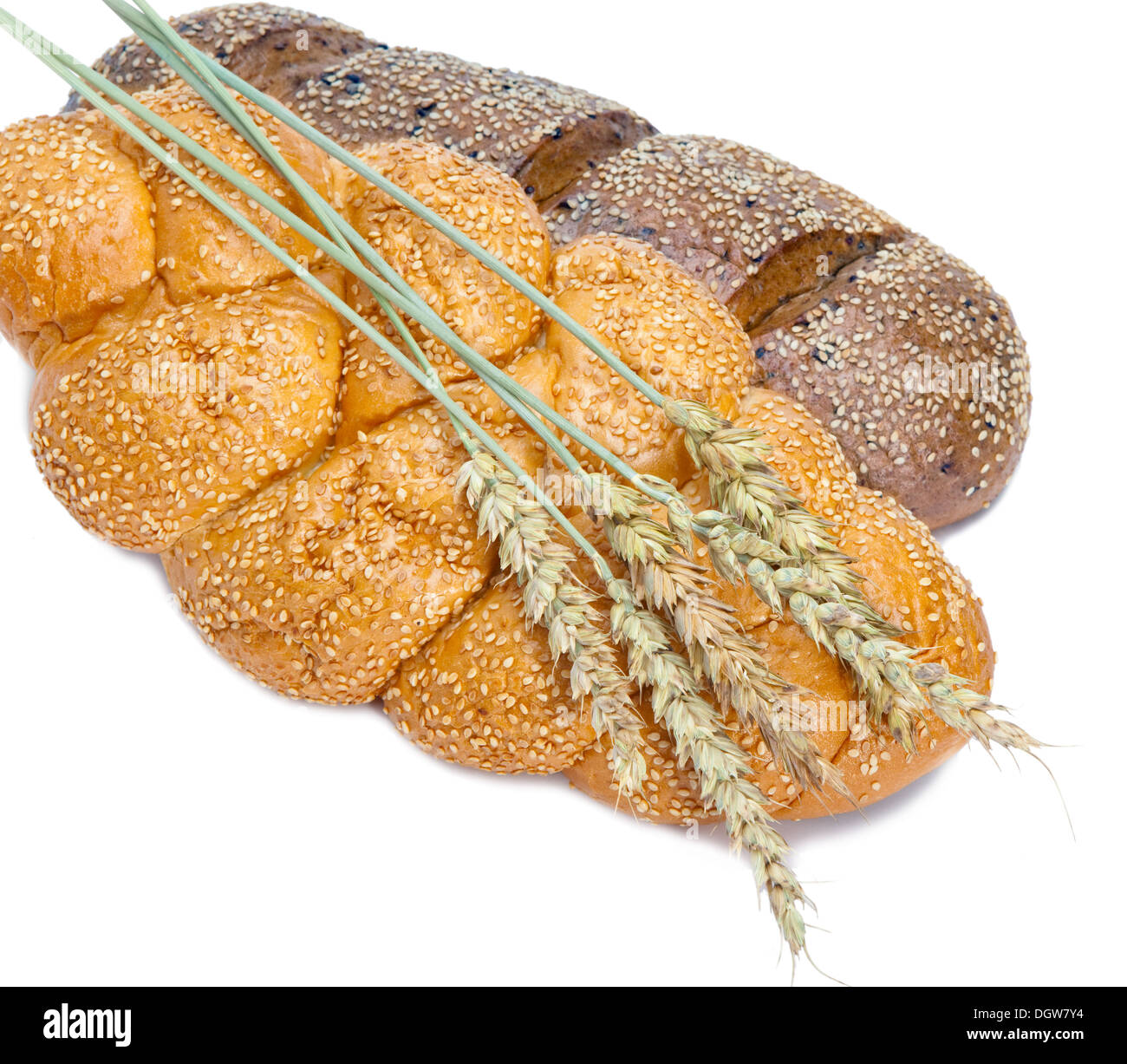 Weizen und Brot auf weißem Hintergrund Stockfoto