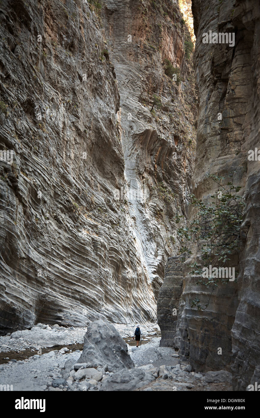 Ein einsamer Wanderer gibt Skala in die Tiefe schmale Spalt zwischen steilen Felswände im Unterlauf der Samaria-Schlucht Griechenlands Stockfoto