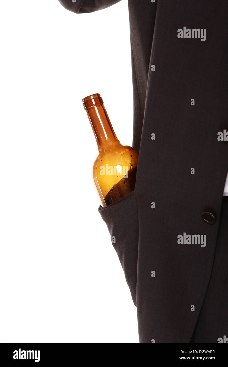 Alkohol Suchtproblem des Alkoholismus-Konzepts. Mann mit Flasche Wein in Tasche isoliert Stockfoto
