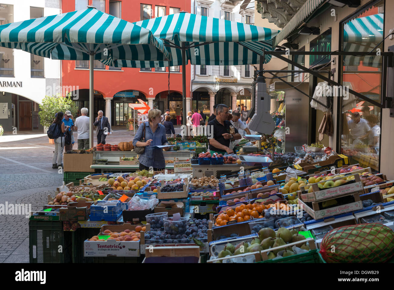 Schweiz, Kanton Tessin, Lugano, Gemüsehändler. Stockfoto